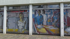 Denkmalgeschütztes Mosaik von Fritz Eisel am RZ Potsdam